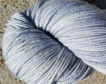 Super Wash Merino Sport Weight Yarn, 328 yds, 100g, Hilo teñido a mano