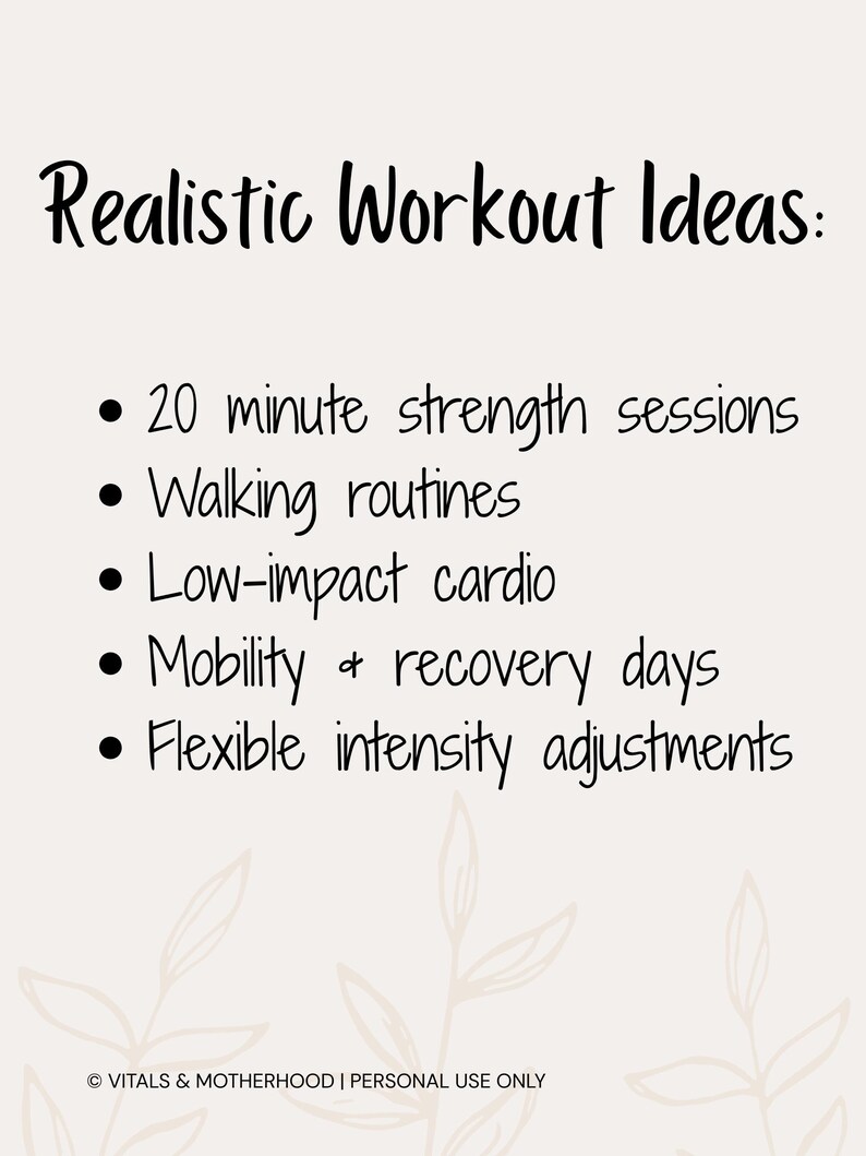 K&ouml;nnte beinhalten: Beigefarbener Hintergrund mit dem Text "Realistic Workout Ideas:" in schwarzer Schrift. Aufz&auml;hlungszeichen listen Trainingsvorschl&auml;ge auf: 20-min&uuml;tige Krafttrainingseinheiten, Walking-Routinen, Cardio mit geringer Belastung, Mobilit&auml;ts- und Erholungstage und flexible Intensit&auml;tsanpassungen.