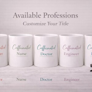 Peut inclure: Cinq mugs en céramique blanche avec les mots "Caffeinated" et un titre de profession de différentes couleurs. Les professions sont Enseignant, Infirmière, Médecin, Ingénieur et Avocat. Le texte en haut indique "Professions disponibles" et "Personnalisez votre titre".