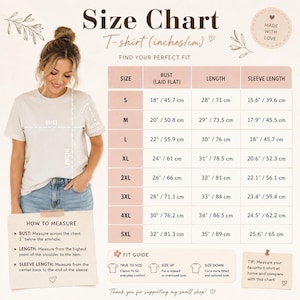 K&ouml;nnte beinhalten: Eine Gr&ouml;&szlig;entabelle f&uuml;r T-Shirts mit Ma&szlig;en in Zoll und Zentimetern f&uuml;r die Gr&ouml;&szlig;en S bis 5XL. Die Tabelle enth&auml;lt Spalten f&uuml;r Brustumfang, L&auml;nge und &Auml;rmell&auml;nge sowie Anweisungen zum Messen des Kleidungsst&uuml;cks.
