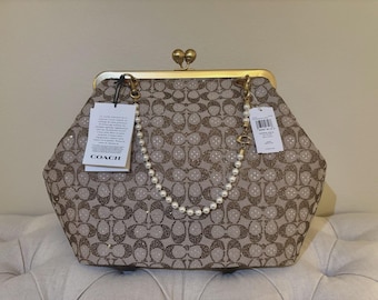 Coach, stor axelväska i kristall i polerad bärnsten med guldpärlkedja