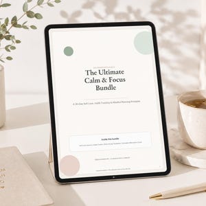 Peut inclure: Une tablette numérique affichant "The Ultimate Calm & Focus Bundle" avec un imprimable de planification de l'amour-propre, du suivi des habitudes et de la pleine conscience sur 30 jours. Une tasse de thé, un stylo, une petite plante et un carnet sont également présents.