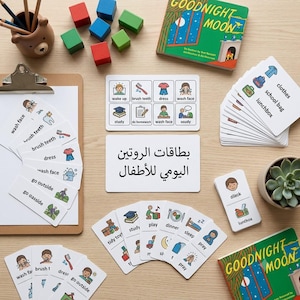Peut inclure: Ensemble de matériel éducatif pour enfants, comprenant des cartes illustrées de routines quotidiennes, des blocs de bois et deux exemplaires du livre "Goodnight Moon". Les cartes comportent du texte arabe et anglais.