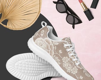 Zapatillas deportivas florales estilo boho para mujer: zapatos de moda con encaje, zapatillas con estética cottagecore, calzado llamativo en color crema neutro.