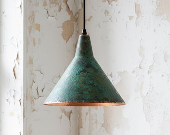 Lámpara colgante de cobre hecha a mano con pátina verde – Iluminación rústica para isla de cocina