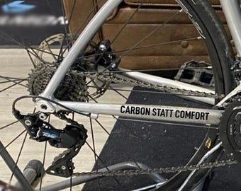 CARBONO EN LUGAR DE COMODIDAD - Adhesivo o transferencia termoadhesiva para Bike Plot, diseño textil para bicicletas, bicicletas de carreras con gráficos, regalo para bicicletas de carreras o triatlón
