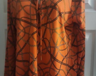 Blusa Michael Michael Kors Zinnia color naranja y dorada con estampado de cadena, talla grande.
