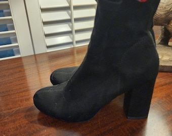 MIA women's black Suede Vickie heeled sock style ankle bootie Sz 9