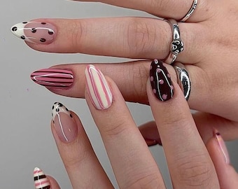 Unghie finte a mandorla con righe retrò e pois / Nail art primaverile originale