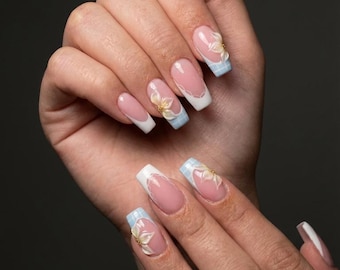 3D weiße Blume Drücken Sie auf die Nägel | Blau karierte French Tip Nägel | Quadratische falsche Nägel | Kokette Frühling Nail Art | Elegante Wiederverwendbare Nägel