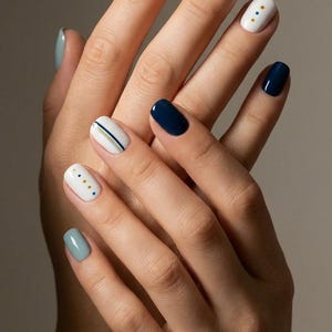 Può includere: Un set di tre tazze in ceramica con finitura opaca e macchiettata. Le tazze sono nei toni del crema, grigio chiaro e grigio scuro. Ogni tazza ha un design semplice e minimalista e un manico arrotondato.