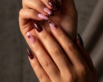Burgundy Pink Star Drücken Sie auf die Nägel | Edgy Polka Dot Mandel Stiletto Künstliche Nägel