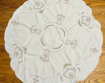 Okrągły obrus vintage 32” haftowany