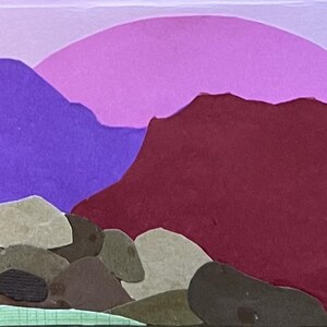 Puede incluir: Un collage de paisaje en técnica mixta que presenta una puesta de sol sobre montañas. El cielo transita del morado claro al rosa, con montañas moradas oscuras y granates. El primer plano tiene una colección de piedras y una franja verde.