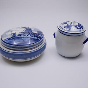 Puede incluir: Un juego de tres tazas de cerámica con un acabado moteado y mate. Las tazas son de color crema, marrón claro y marrón oscuro. Cada taza tiene un diseño simple y minimalista y un asa redondeada.