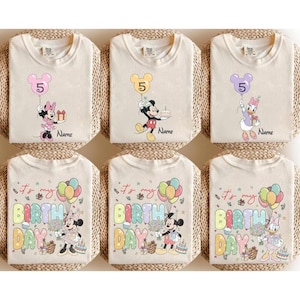 Camiseta personalizada con nombre, edad, Mickey y amigos con globo, regalo de cumpleaños personalizado de Mickey Mouse, viaje familiar de cumpleaños a Disneyland imagen 1