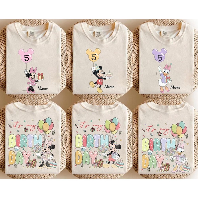 Camiseta personalizada con nombre, edad, Mickey y amigos con globo, regalo de cumpleaños personalizado de Mickey Mouse, viaje familiar de cumpleaños a Disneyland imagen 1