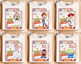 Camiseta retro de Disneyland Pixar Toy Story con todos los personajes: Woody, Buzz, Jessie, Bo Peep. Camiseta personalizada para grupos familiares. Ideal para viajes a Disney en 2026.