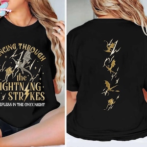 Onyx Storm Dancing Through The Lightning Strikes Shirt, Fourth Wing Inspired Shirt, Dragon Rider Shirt, Book Lover Gifts, Bookish Shirt immagine 1