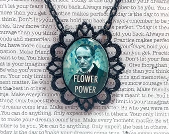 Naszyjnik z czarnym wisiorkiem Baudelaire Flower Power Autorka Portret Biżuteria