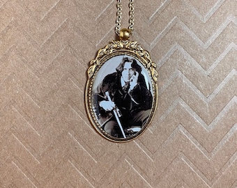 Oscar Wilde Gold Pendant Necklace
