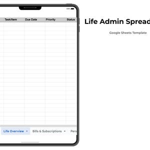 Könnte beinhalten: Ein digitales Tablet zeigt eine Tabelle mit dem Titel "Life Admin Spreadsheet" mit Spalten für Bereich, Aufgabe/Element, Fälligkeitsdatum, Priorität und Status. Die Vorlage ist eine Google Sheets-Vorlage.