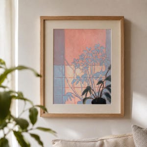 Op de afbeelding: Ingelijst kunstwerk met een potplant voor een raam. Het schilderij heeft een zacht kleurenpalet van roze, blauw en groen. De houten lijst voegt een natuurlijk tintje toe aan het kunstwerk.
