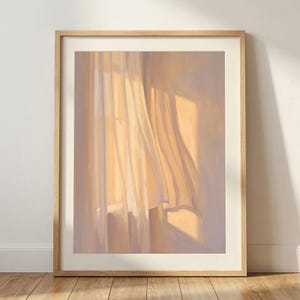 Könnte beinhalten: Ein gerahmter Kunstdruck mit einer gemalten Szene von halbtransparenten Vorhängen vor einem Fenster. Das Bild zeigt weiches, warmes goldenes Sonnenlicht, das durch den Stoff fällt und lange Schatten in Lavendel-, Beige- und Cremetönen wirft.