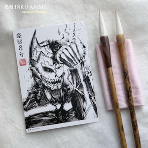 Puede incluir: Ilustración en blanco y negro de un monstruo con dientes afilados y diseño detallado. Dos pinceles de caligrafía con puntas blancas y mangos marrones descansan sobre una tela rosa. El texto "INKU ANIME" y "INKU ART STUDIO" está en la parte superior.