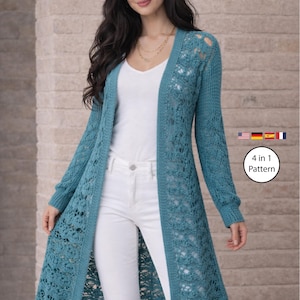 Pode incluir: Cardigã longo de crochê azul-petróleo com frente aberta e detalhes intrincados em renda. O cardigã é usado sobre uma blusa branca e calças brancas. A imagem inclui um pequeno gráfico com o texto "4 in 1 Pattern".