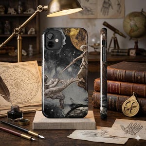 Op de afbeelding: Zwarte telefoonhoes met een hemels ontwerp en klassieke sculptuurbeelden. De hoes heeft een gedetailleerde illustratie van figuren, planeten en sterren. De zijaanzicht toont een bijpassend ontwerp. Een stijlvol accessoire voor telefoonbescherming.