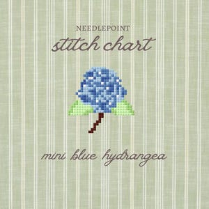 Puede incluir: Gráfico de punto de aguja con una mini flor de hortensia azul pixelada, hojas verdes y un tallo marrón. El fondo es un patrón de rayas verde claro. El texto dice "Needlepoint stitch chart" y "mini blue hydrangea".