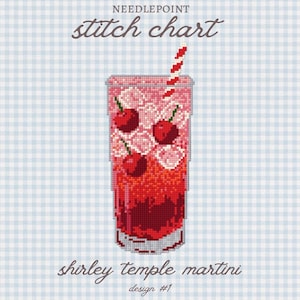 Könnte beinhalten: Kreuzstich-Diagramm mit einem Shirley Temple Martini-Design. Das Bild zeigt eine pixelige Illustration eines hohen Glases, gefüllt mit einem roten Getränk, Eiswürfeln und Kirschen, mit einem gestreiften Strohhalm. Der Hintergrund ist ein hellblaues Vichy-Muster.