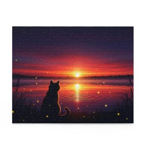 Könnte beinhalten: Ein Puzzlespiel mit der Silhouette einer Katze, die bei Sonnenuntergang an einem See sitzt. Der Himmel ist ein Farbverlauf aus Rot, Orange und Lila. Das Wasser spiegelt den Sonnenuntergang wider, mit Wellen um die Sonnenreflexion.