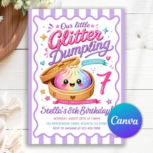 Könnte beinhalten: Eine Geburtstagseinladungskarte mit einem animierten Teigtäschchen mit Regenbogenverlauf und lächelndem Gesicht in einem Bambusdämpfer. Der Text lautet Our little Glitter Dumpling is turning 7, Stella's 8th Birthday, Saturday, August 28th, at 7:00PM, 215 Breezewood Court, Wichita, KS 67202, RSVP to Savanah at 123-456-7890.