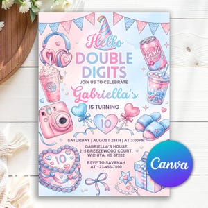 Könnte beinhalten: Eine Geburtstagseinladung in Pastellrosa und -blau mit dem Text "Hello Double Digits" und "Gabriella's is turning 10". Das Design umfasst Illustrationen von Kopfhörern, einer Kamera, einem Kuchen und anderen Party-Grafiken.