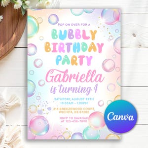 Könnte beinhalten: Eine pastellfarbene Geburtstagseinladung mit Blasengrafiken. Die Einladung lautet "Bubbly Birthday Party" und enthält den Namen "Gabriella" und das Alter "4". Zusätzliche Details sind Datum, Uhrzeit und Ort.