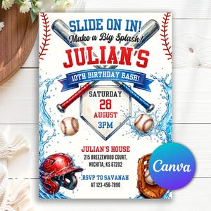 Puede incluir: Una invitación de cumpleaños con temática de béisbol que muestra dos bates cruzados, una base, dos pelotas, un casco rojo y un guante marrón, rodeados de salpicaduras de agua azul. El texto incluye Julian's 10th Birthday Bash, sábado 28 de agosto 3PM.