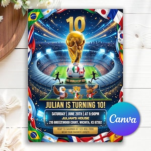 Pode incluir: Um convite de aniversário com tema de futebol. O design apresenta um troféu dourado, uma bola de futebol e uma cena de estádio. O texto diz "Julian is turning 10!" e inclui detalhes do evento. Bandeiras de vários países circundam o design.