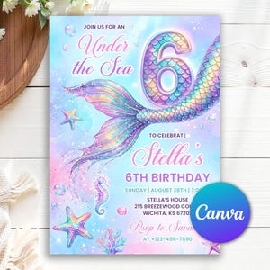 Puede incluir: Una invitación en colores pastel con temática de sirenas. El diseño presenta una cola de sirena, estrellas de mar y un caballito de mar. El texto incluye "Under the Sea", "Stella's 6th Birthday" y detalles del evento. Un logotipo de Canva está en la esquina inferior derecha.