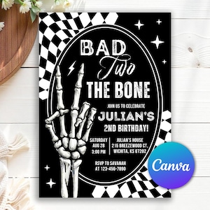 Może przedstawiać: Czarno-białe zaproszenie urodzinowe z napisem "BAD Two THE BONE" i szkieletową dłonią. Zaproszenie zawiera szczegóły wydarzenia, takie jak data, godzina, miejsce i informacje RSVP. Logo Canva znajduje się w prawym dolnym rogu.