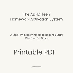 Può includere: Un PDF stampabile intitolato "The ADHD Teen Homework Activation System". Il testo include anche "A Step-by-Step Printable to Help You Start When You're Stuck". Lo sfondo è beige chiaro.