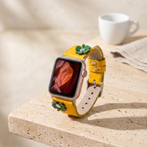 Correa de cuero fina con estampado floral para Apple Watch con grabado personalizado para modelos SE y Series 1-11 de 40 mm, 41 mm y 42 mm.