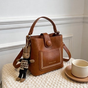 Vintage caramel colored bucket bag 2026 new design handbag with pendant
