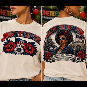 Può includere: Una t-shirt color crema con una grafica Juneteenth. Il davanti mostra la parola JUNETEENTH in rosso e blu, una bandiera e fiori di ibisco rossi e bianchi. Il retro mostra una persona con un afro, occhiali da sole e una giacca di jeans.