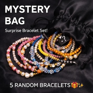 Puede incluir: Una bolsa de satén negro con cordón contiene una colección de pulseras coloridas. Las pulseras son en tonos rosa, blanco, azul, amarillo y naranja, con detalles de perlas y cuentas. El texto dice "MYSTERY BAG Surprise Bracelet Set! 5 RANDOM BRACELETS".