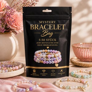 Könnte beinhalten: Ein schwarzer Beutel mit goldener Aufschrift "MYSTERY BRACELET Bag", der eine Reihe von Armbändern zeigt. Das Bild zeigt mehrere Armbänder mit Perlen und Schmucksteinen in verschiedenen Farben und eine dekorative Schale.