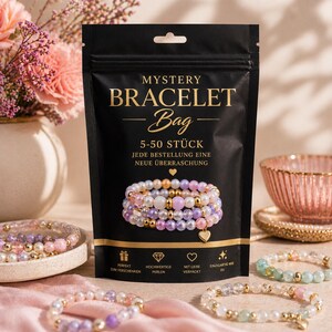 Könnte beinhalten: Ein schwarzer Beutel mit goldener Aufschrift "MYSTERY BRACELET Bag", der eine Reihe von Armbändern zeigt. Das Bild zeigt mehrere Armbänder mit Perlen und Schmucksteinen in verschiedenen Farben und eine dekorative Schale.