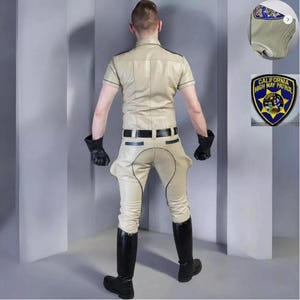 Könnte beinhalten: Ein beigefarbener Lederuniform mit einem kurzärmeligen Hemd, schwarzen Handschuhen und passenden Hosen. Die Hose hat ein einzigartiges Design. Das Outfit wird durch schwarze Stiefel und einen schwarzen Gürtel ergänzt. Ein Abzeichen der California Highway Patrol ist sichtbar.