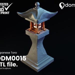 Puede incluir: Una linterna japonesa Toro impresa en 3D, con aspecto de piedra gris. La linterna presenta un tejado de varios niveles y una fuente de luz central. El texto "Japanese Toro ODM0015 STL file" es visible.